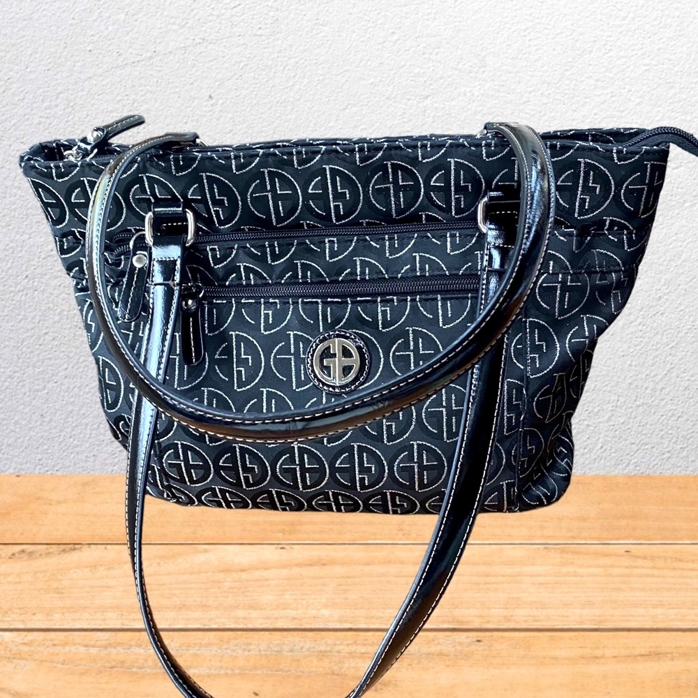 Gianni black purse excellent like new condition